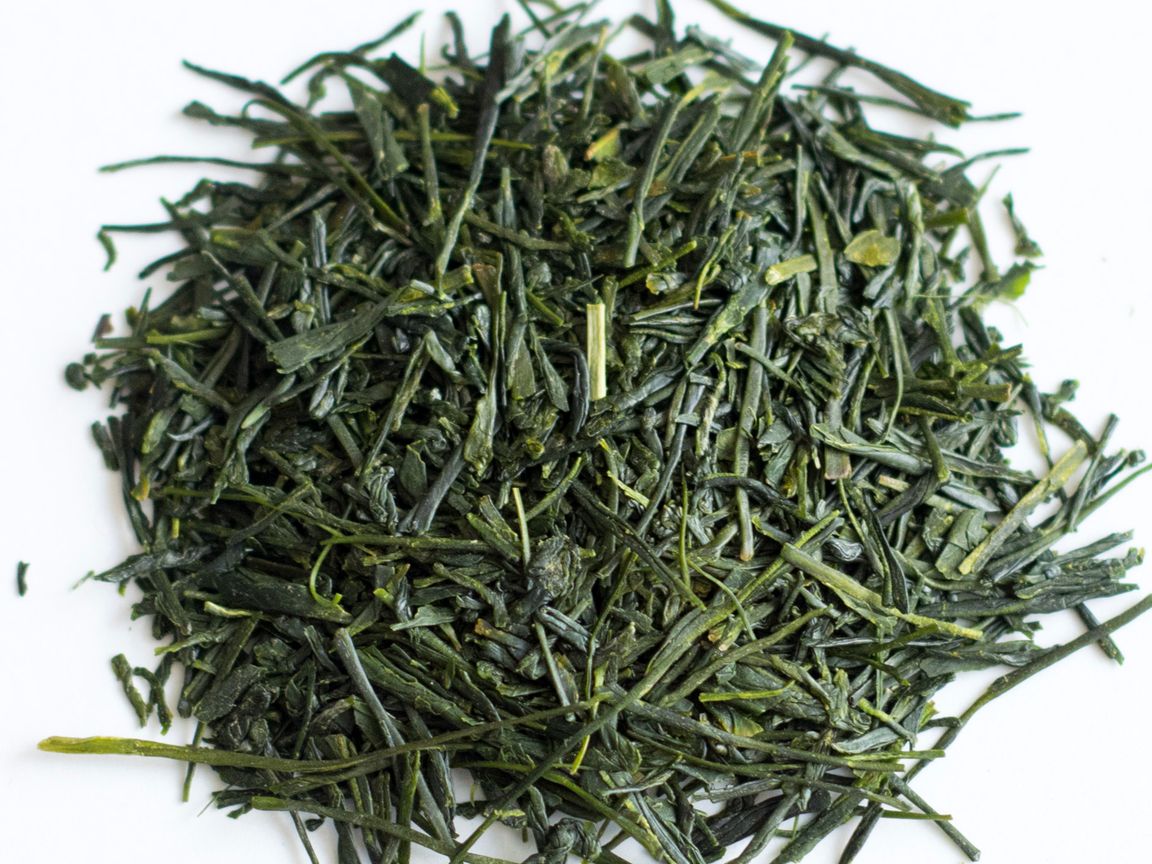 Dry sencha needle leaf contrasted with matcha powder
